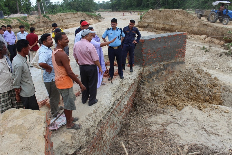 बनाउँदा बनाउँदैको पुल भत्किएपछि प्राविधिक र उपभोक्ता समितिबीच आरोप प्रत्यारोप